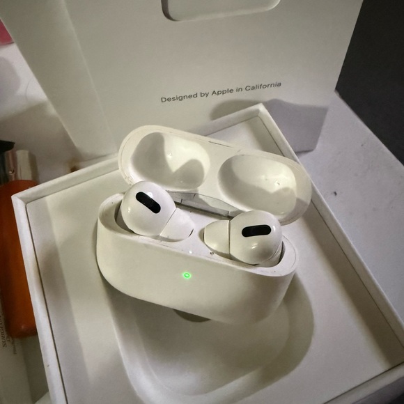 Apple AirPods Pro - Picture 1 of 4